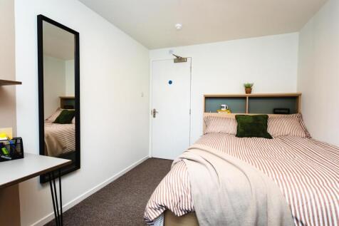 Cozy, neatly presented single bedroom with a co...