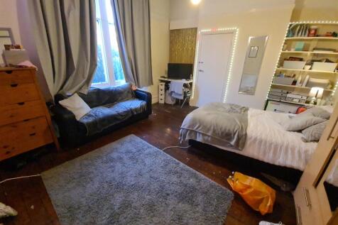 A spacious and inviting bedroom featuring a com...