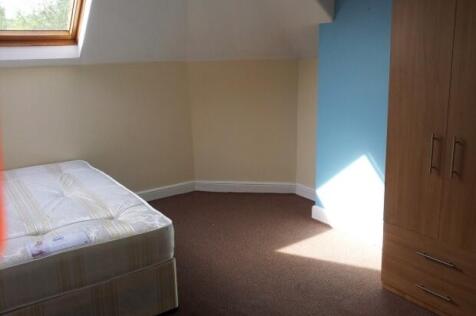 A bright and clean single bedroom featuring a s...