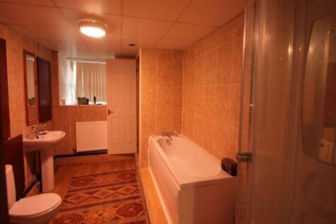 A spacious bathroom suite featuring a bathtub, ...