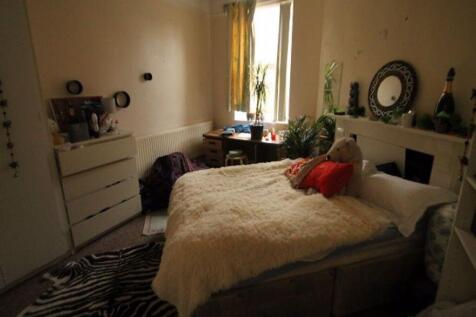 A cozy double bedroom featuring a comfortable d...