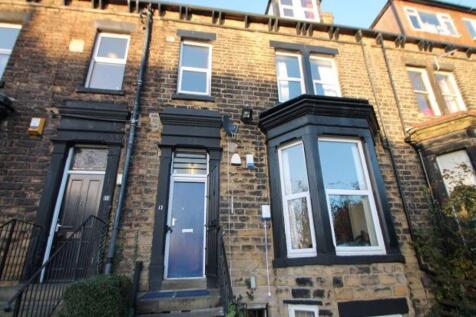 A charming traditional terraced house with a st...