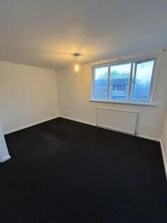 A neat and well-maintained double bedroom featu...