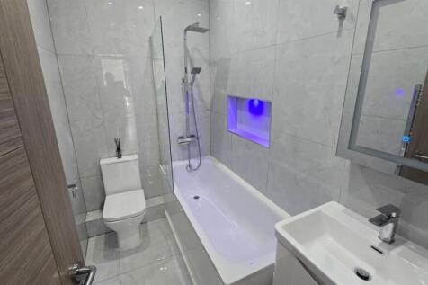 Modern and clean bathroom suite featuring a spa...