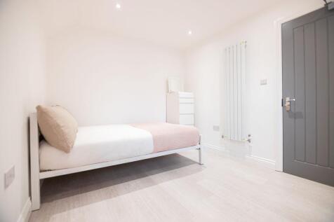 Bright, freshly decorated single bedroom with p...