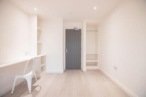 Bright, freshly painted single bedroom with bui...