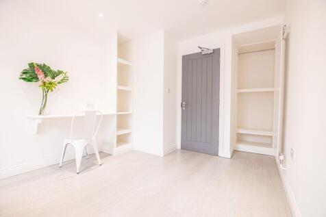 Bright, freshly decorated single bedroom with p...