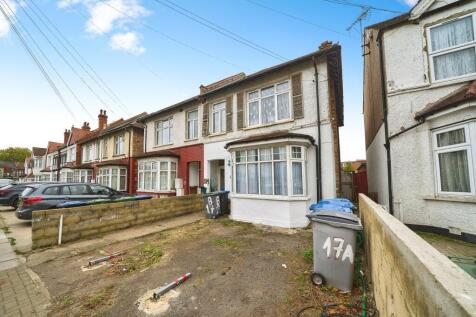 Terraced house frontage with bay windows, off-s...