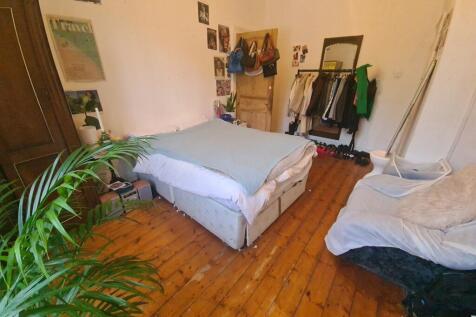 A cozy double bedroom featuring a comfortable d...