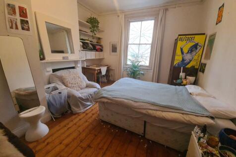 A cozy double bedroom featuring a comfortable d...
