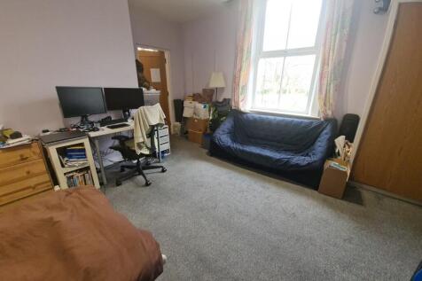 Bright, well-kept double bedroom with a large w...