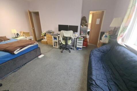 Spacious, well-kept double bedroom with a comfo...