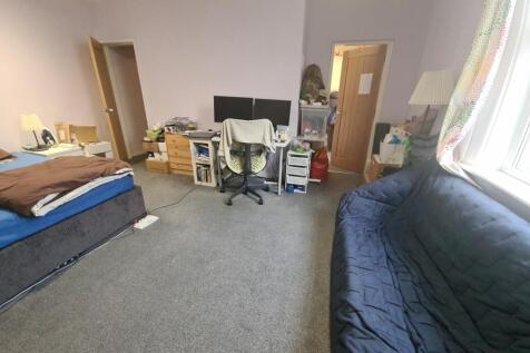 Bright, well-furnished double bedroom with a la...