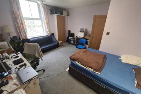 Bright, well-equipped double bedroom with a lar...