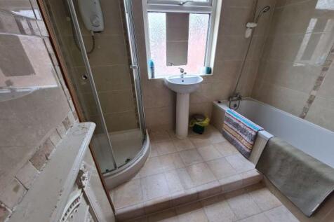 Bright and well-maintained bathroom suite featu...
