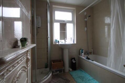 A bright and clean bathroom suite featuring a b...