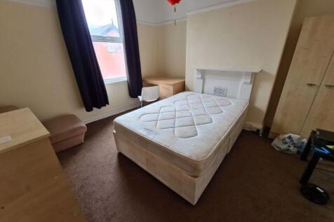 A cozy double bedroom featuring a comfortable d...