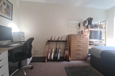 Well-presented bedroom with a comfortable doubl...