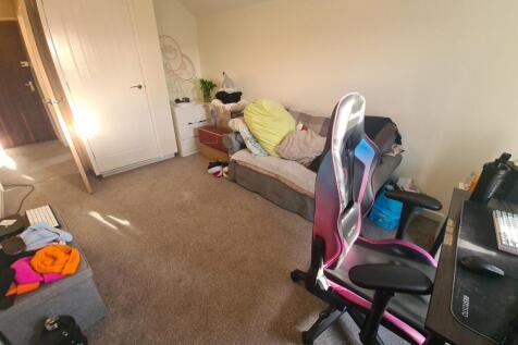 Bright furnished double bedroom with a comforta...