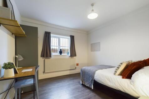 A bright and inviting double bedroom, perfect f...