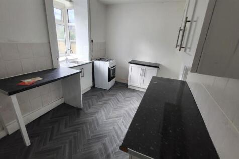 Bright, functional kitchen with long worktops, ...