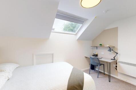 Bright, tidy double bedroom with a comfortable ...