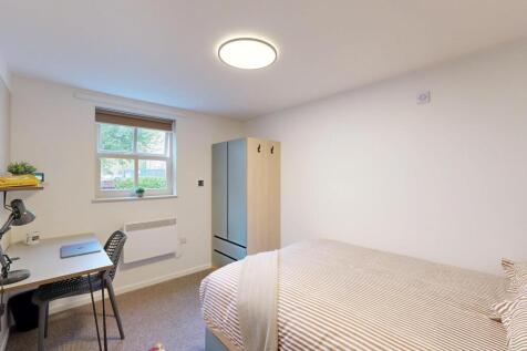 Bright, tidy double bedroom with a comfortable ...