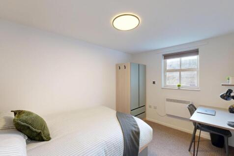 Bright, tidy bedroom with a comfortable double ...