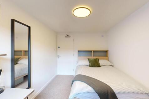 Bright, neatly presented double bedroom with a ...