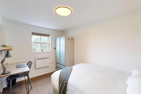 Bright, tidy double bedroom with a comfortable ...