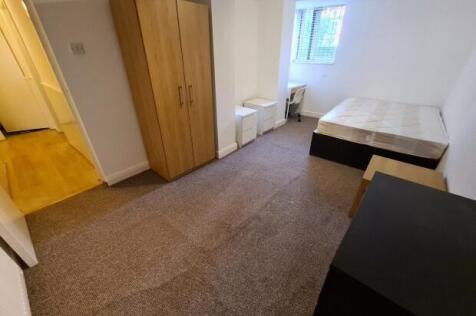 Bright, simply furnished double bedroom with a ...