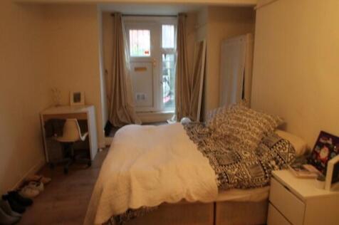 Cozy furnished double bedroom with a double bed...