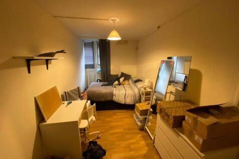 A cozy and well-organized double bedroom featur...