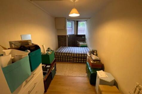 A simple and functional single bedroom featurin...