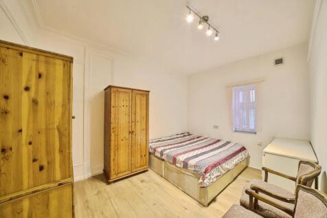 Bright, simply furnished double bedroom with a ...