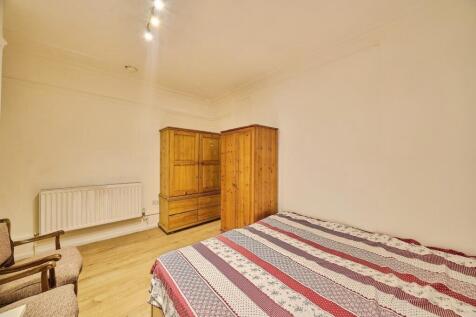 Well-presented double bedroom with a comfortabl...