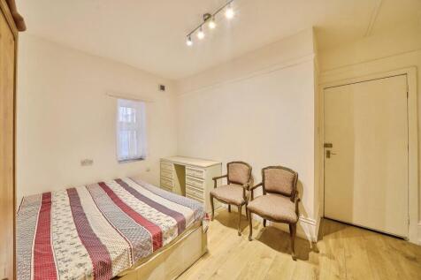 Bright, simply furnished double bedroom with wo...