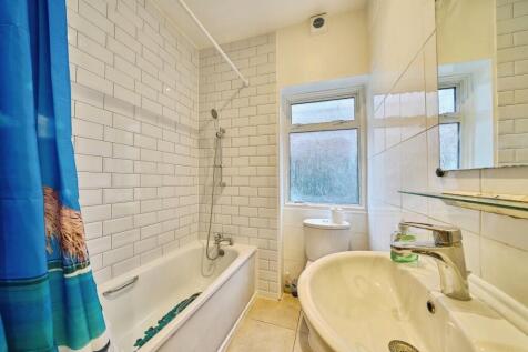 Bright, well-presented bathroom with a bath/sho...