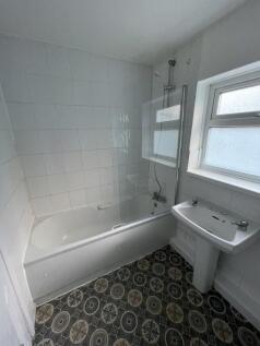 Bright and clean bathroom suite featuring a mod...