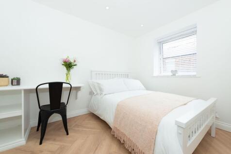 Bright, neatly presented double bedroom with wh...