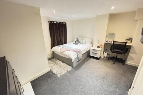 A spacious and well-maintained double bedroom f...