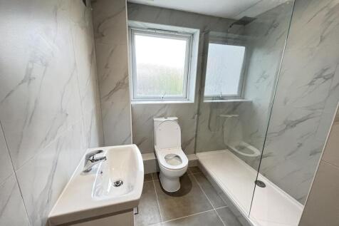 Modern and clean bathroom featuring a spacious ...