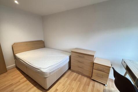 A well-maintained double bedroom featuring a do...