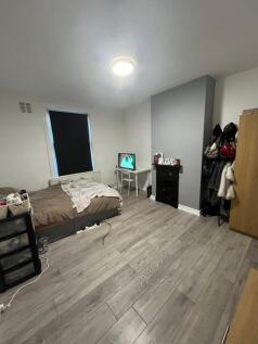 A cozy bedroom featuring a double bed positione...