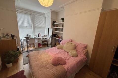 A cozy double bedroom featuring a neatly made b...