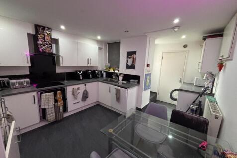 Modern and well-maintained kitchen with ample w...