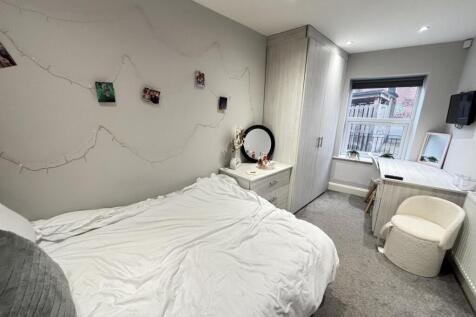 A cozy bedroom featuring a double bed, with goo...