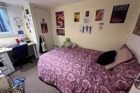 A cozy double bedroom featuring a comfortable b...