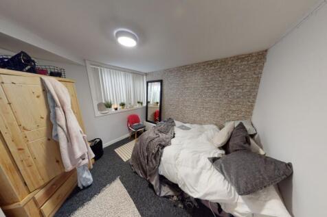 A cozy and well-maintained double bedroom featu...