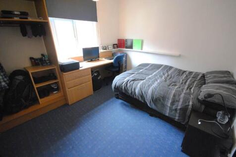 A well-maintained double bedroom featuring a co...